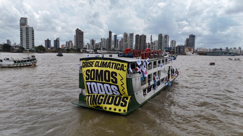 La Barqueata marca la apertura de la cumbre de los pueblos con un manifiesto fluvial por la vida y los territorios